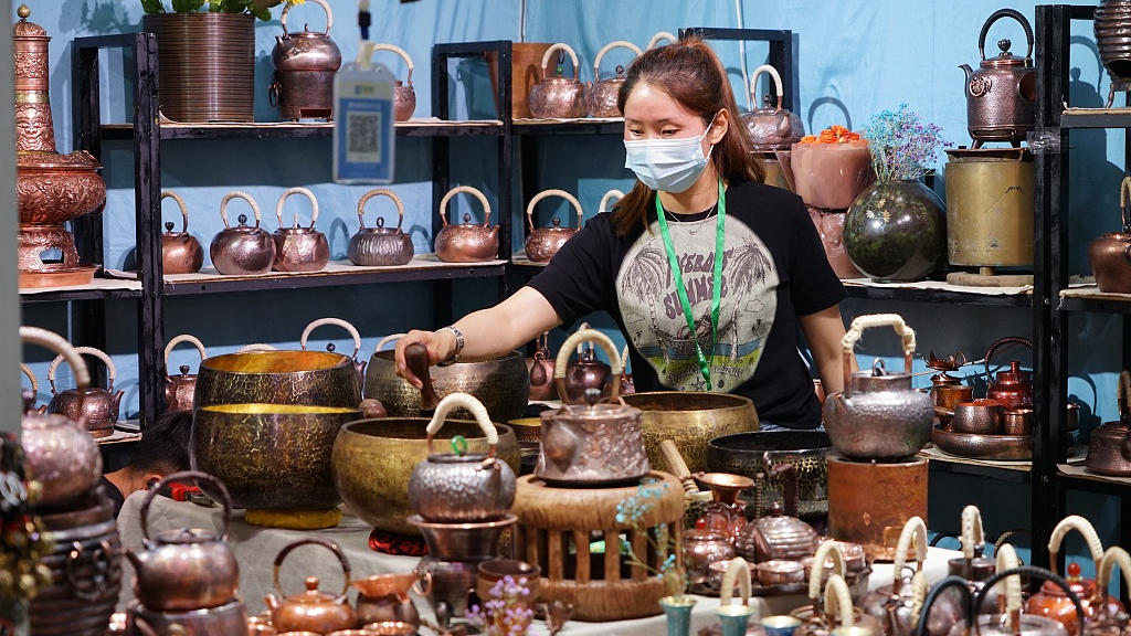 A vendor at the 17th China International Tea Industry Expo at the Xi'an International Convention and Exhibition Center, June 2, 2023. /CFP