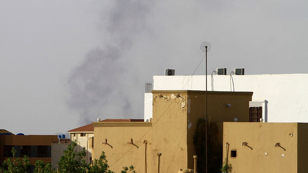 Smoke billowed behind buildings in Khartoum as fighting between Sudan's warring generals intensified, June 2, 2023. /CFP