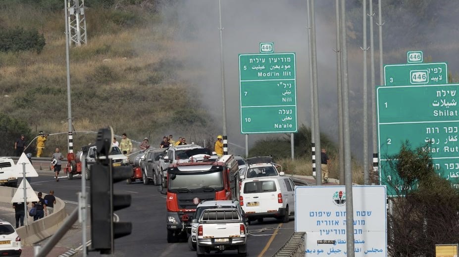 Firefighters battle a wildfire near Modiin, central Israel,  June 2, 2023. /Xinhua