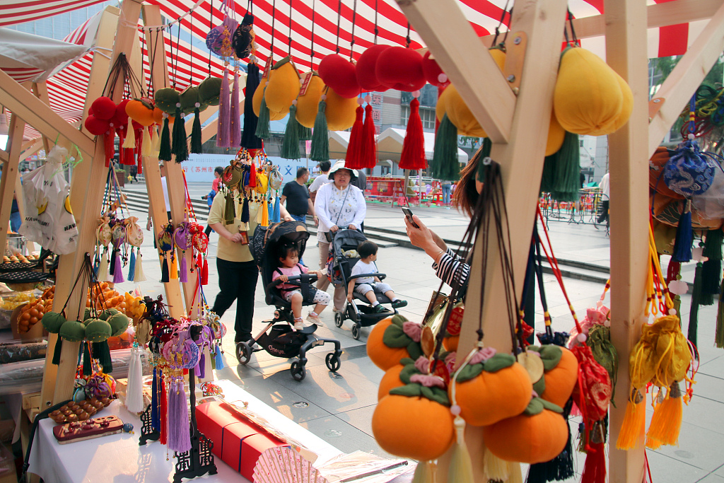 Shops and craft stalls sell fragrant sachets in Suzhou, Jiangsu Province, June 2, 2023. /CFP