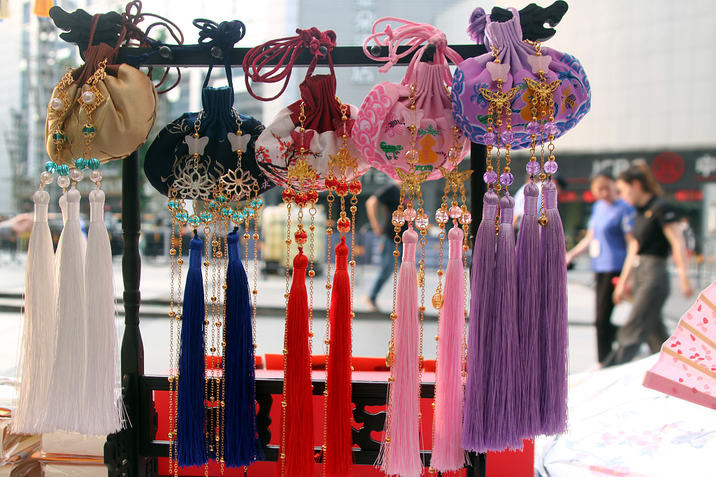 Shops and craft stalls sell fragrant sachets in Suzhou, Jiangsu Province, June 2, 2023. /CFP