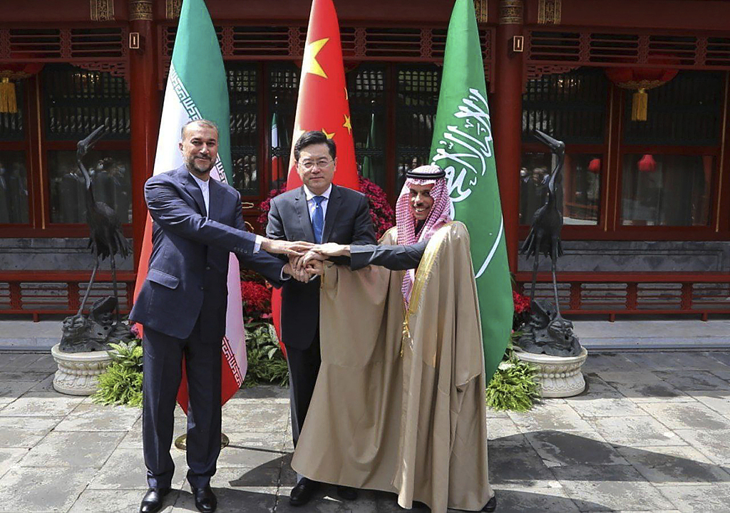 Iran's Foreign Minister Hossein Amirabdollahian (left) shakes hands with his Saudi Arabian counterpart Prince Faisal bin Farhan Al Saud (right) and Chinese counterpart Qin Gang in Beijing, China, April 6, 2023. /CFP