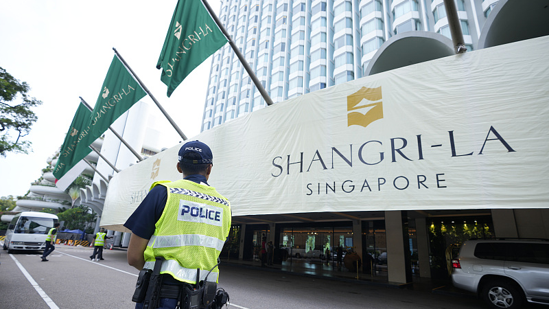 Police officers guard near the entrance of the Shangri-La Hotel, the venue for the 20th International Institute for Strategic Studies (IISS) Shangri-La Dialogue, Singapore, June 2, 2023. /CFP
