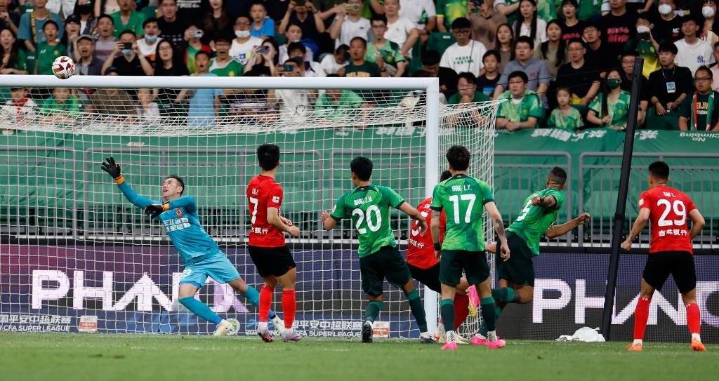 Changchun Yatai's Wu Yake (L) stretches as a header from Beijing Guoan's Josef de Souza (R2) goes in during their Chinese Super League clash at the new Workers' Stadium in Beijing, China, June 2, 2023. /Beijing Guoan