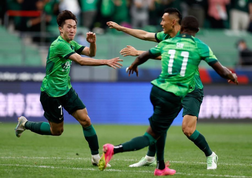 Beijing Guoan's Kang Sang-woo (L) reacts after scoring the winner during their Chinese Super League clash with Changchun Yatai at the new Workers' Stadium in Beijing, China, May 23, 2023. /Beijing Guoan