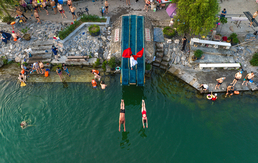 Residents embrace summer at the Hanjiang River, Xiangyang, Hubei Province, June 1, 2023. /CFP