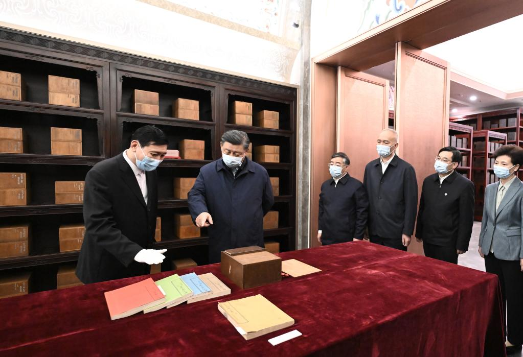 Xi Jinping learns about preserving classic publications at the China National Archives of Publications and Culture in Beijing, China, June 1, 2023. /Xinhua
