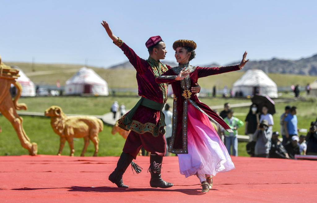 People take part in various folk activities promoting local nomadic culture in Fuhai County, northwest China's Xinjiang Uygur Autonomous Region, June 3, 2023. The event reportedly marks the moving day for local herders, as they begin transferring their livestock to summer pastures. /CFP