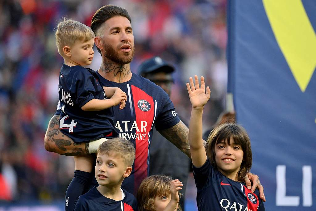 Sergio Ramos of PSG and his children acknowledge the fans after the Ligue 1 match at Parc des Princes in Paris, France, June 3, 2023. /CFP