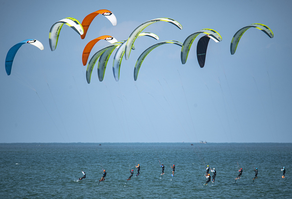 Tourists enjoy their leisure time in Boao, Hainan Province on June 3, 2023. /CFP
