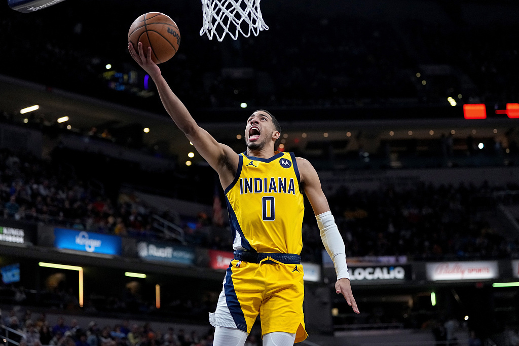 Tyrese Haliburton of the Indiana Pacers drives toward the rim in the game against the Phoenix Suns at Gainbridge Fieldhouse in Indianapolis, Indiana, February 10, 2023. /CFP