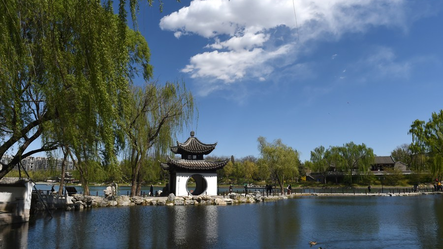 Tourists enjoy the sights of Taoranting park during good weather in Beijing, capital of China, April 7, 2023. /Xinhua