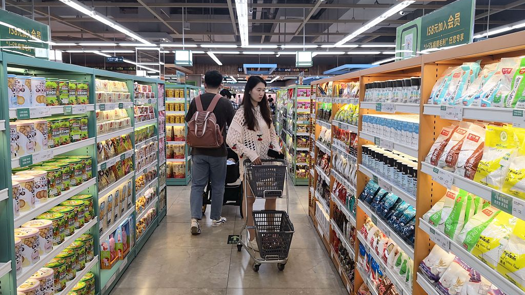 People shopping at a supermarket in Hangzhou City, east China's Zhejiang Province, May 23, 2023./CFP
