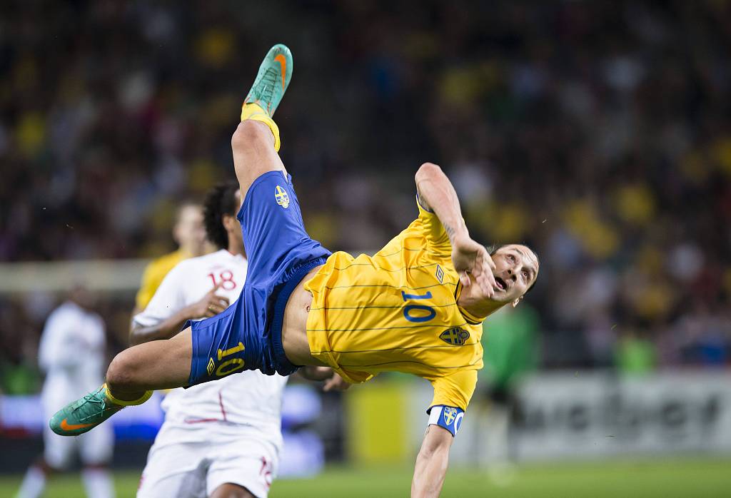 Zlatan Ibrahimovic attempts a bicycle kick during a friendly against England at Friends Arena in Solna, Sweden, November 14, 2012. /CFP