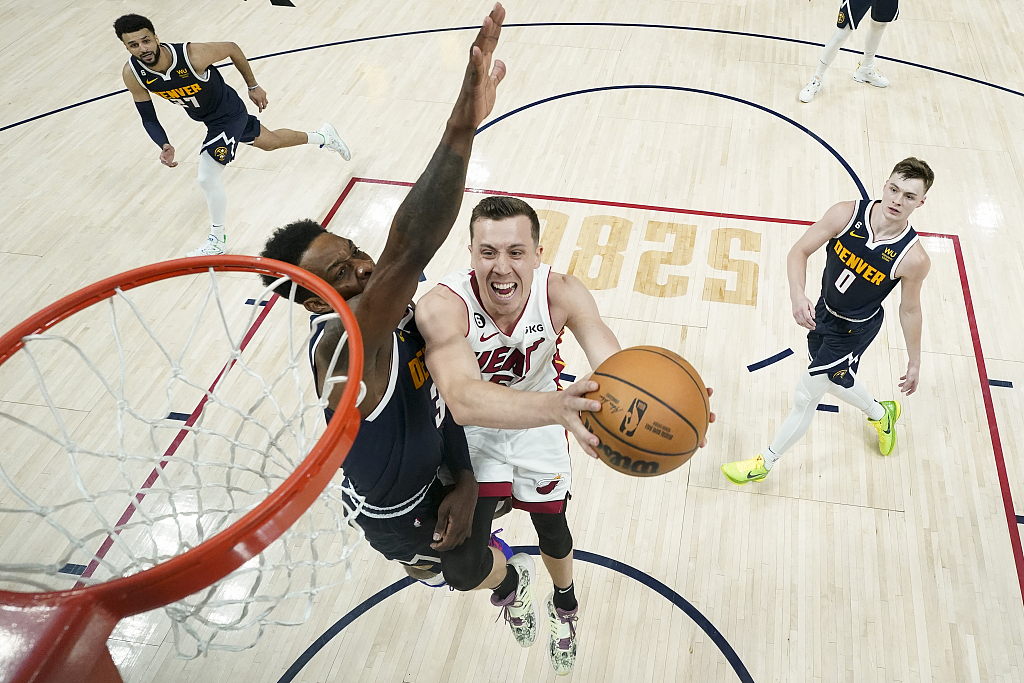 Duncan Robinson (#55) of the Miami Heat drives toward the rim in Game 2 of the NBA Finals against the Denver Nuggets at Ball Arena in Denver, Colorado, June 4, 2023. /CFP