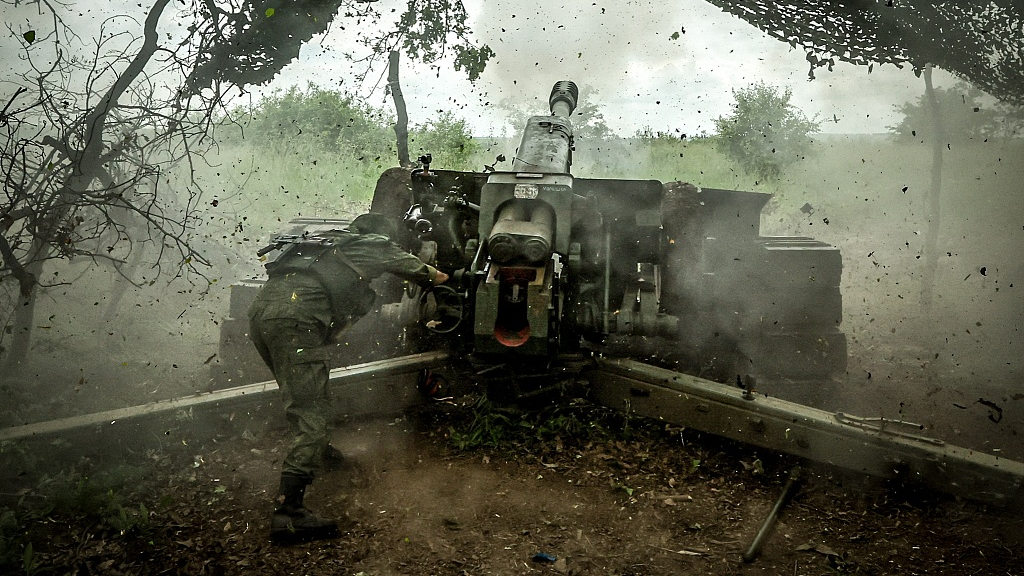 Russian service members use a 122-millimeter howitzer D-30 in the Seversk sector of the frontline, May 23, 2023. /CFP