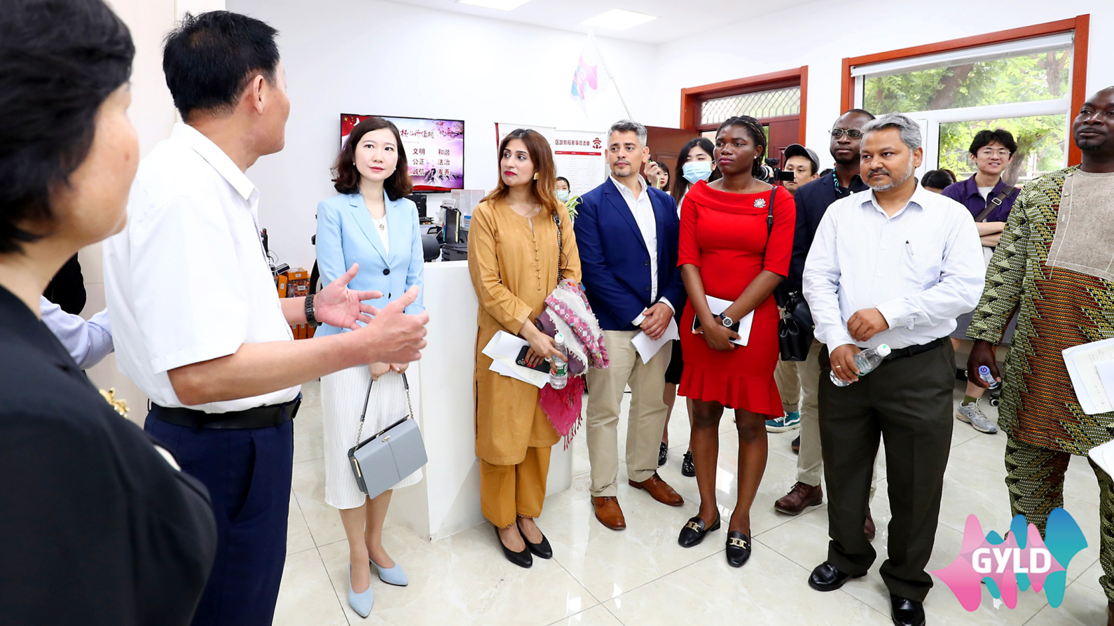 Zaoying Beili Community officials explain to the foreign scholars how welfare policies are efficiently implemented at the grassroots level, Chaoyang District, Beijing, May 31, 2023. /CCG