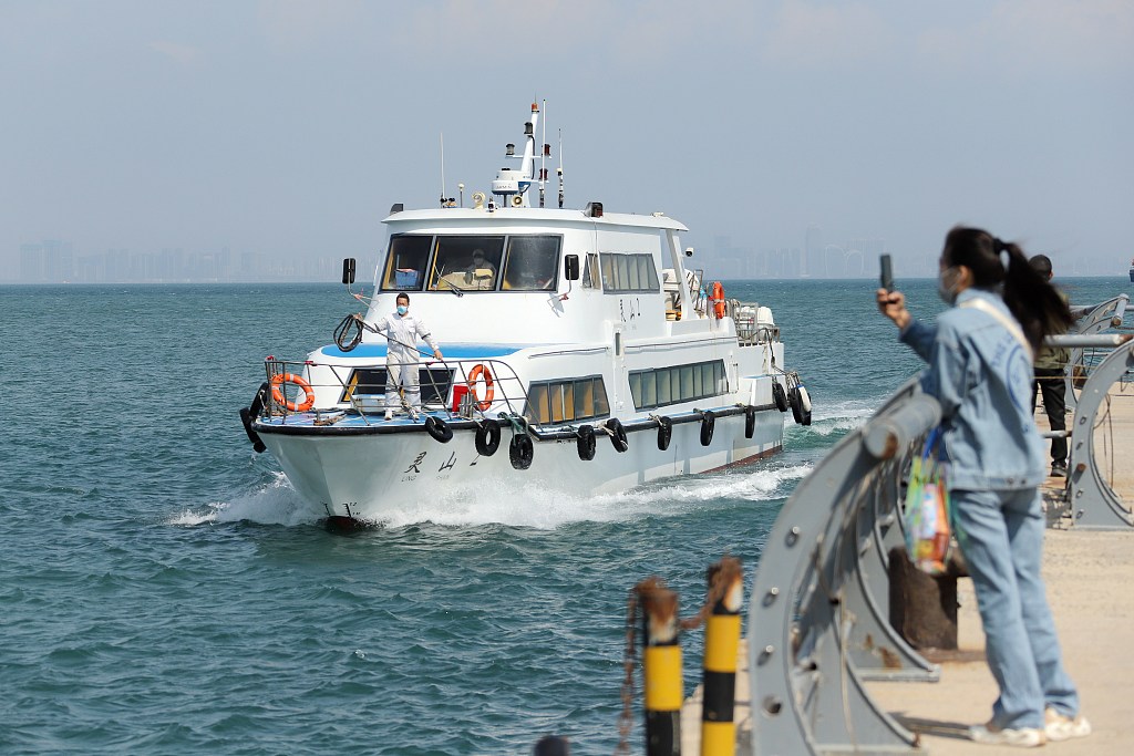 Tourists on Lingshan Island, Qingdao City, Shandong Province, east China. /VCG