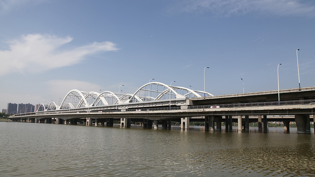 Live: Vibrant view of the Guangyun Bridge in Xi'an, China