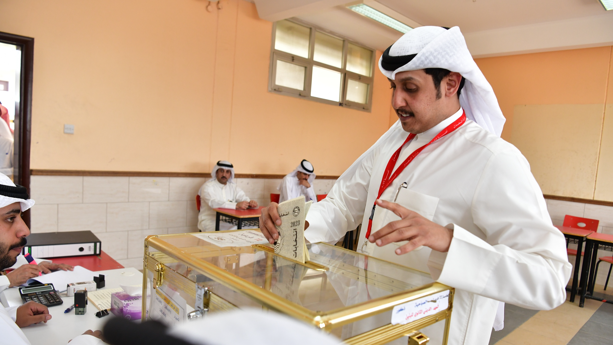 A voter casts his ballot for the general elections at a polling station in Kuwait City, Kuwait, June 6, 2023. /CFP