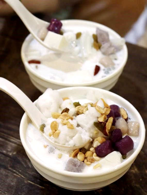 Qingbuliang is a cool and refreshing sweet soup served as a dessert all year round in Hainan. /Photo provided to CGTN