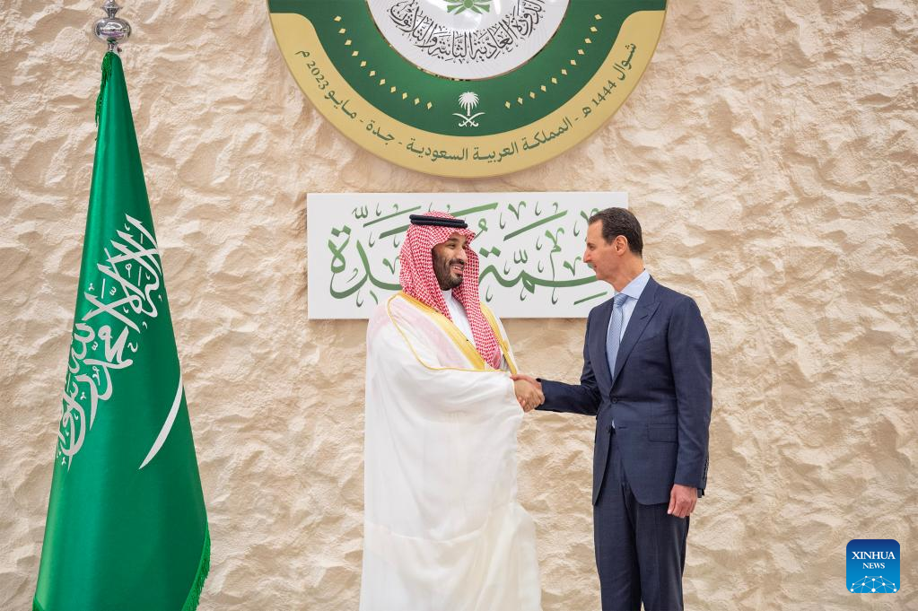 Saudi Arabian Crown Prince and Prime Minister Mohammed bin Salman Al Saud (L) shakes hands with Syrian President Bashar al-Assad at a welcome ceremony prior to the 32nd Arab League Summit in Jeddah, Saudi Arabia, May 19, 2023. /Xinhua