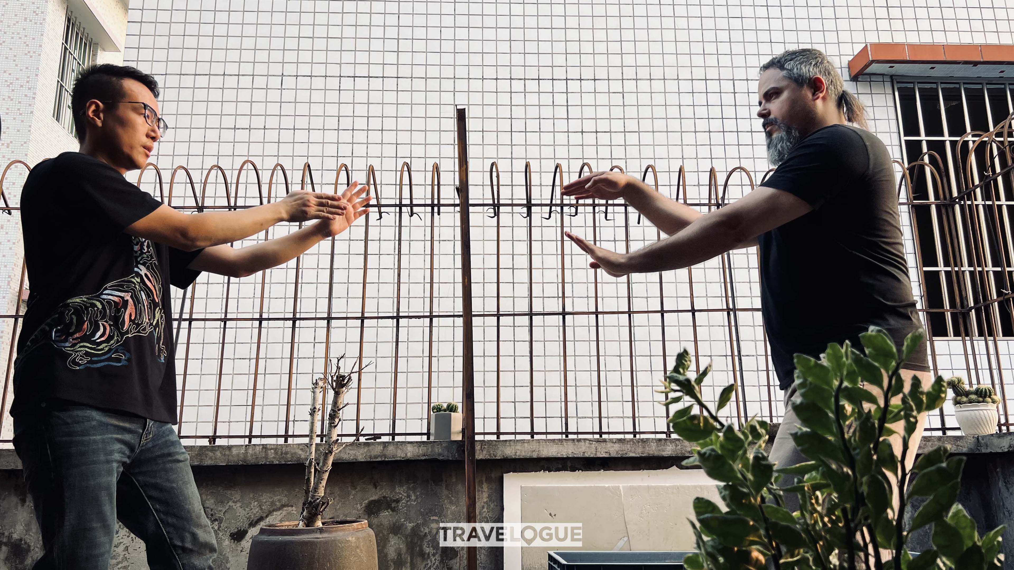 A Wing Chun enthusiast from abroad studies the snake-style Wing Chun in Foshan, south China's Guangdong Province. /CGTN