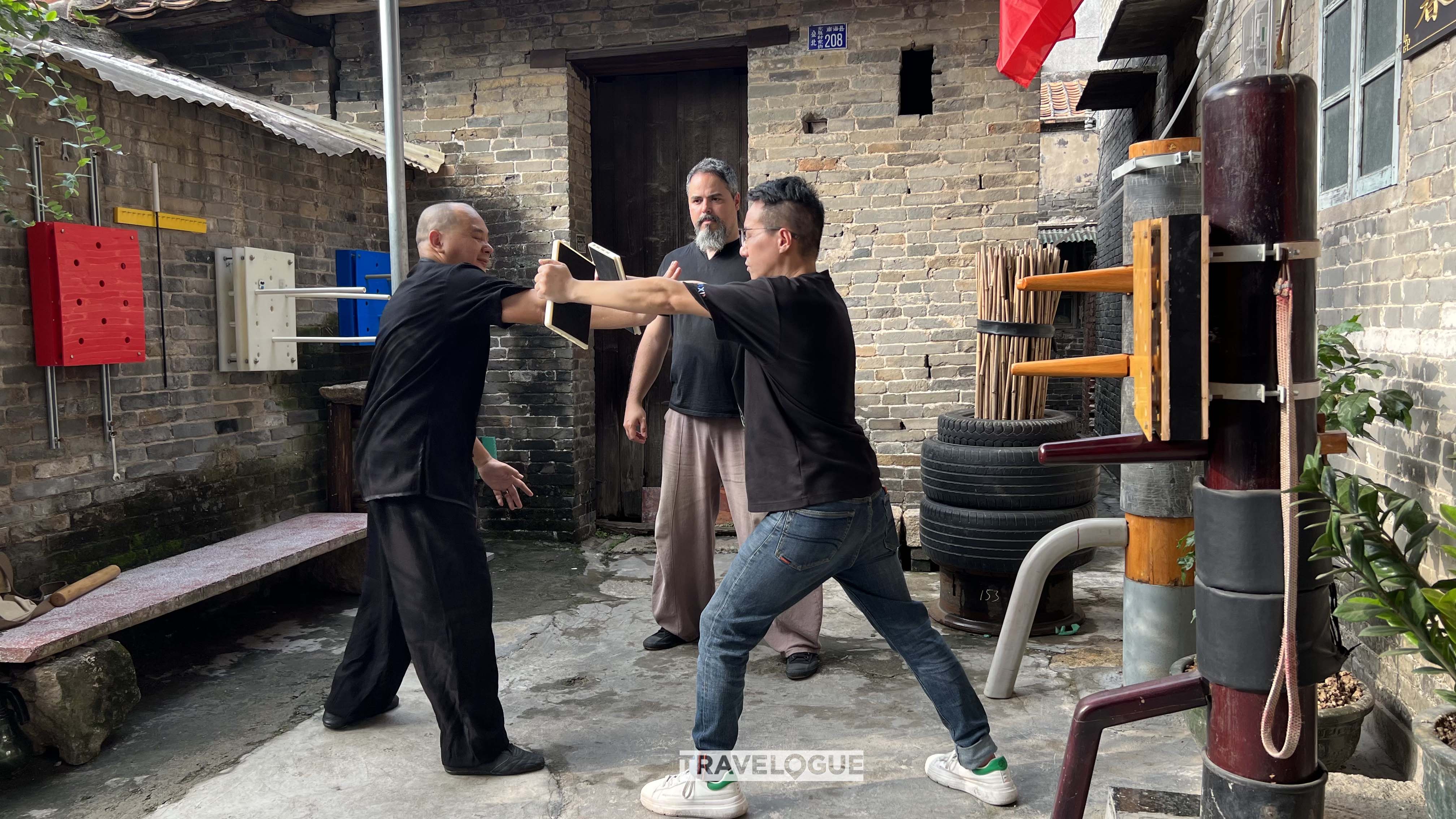 A Wing Chun enthusiast from abroad studies the snake-style Wing Chun in Foshan, south China's Guangdong Province. /CGTN
