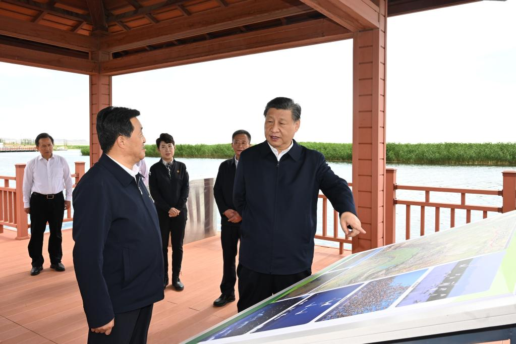 Chinese President Xi Jinping (1st R) visits Wuliangsu Lake in Bayannur, north China's Inner Mongolia Autonomous Region, June 5, 2023. /Xinhua