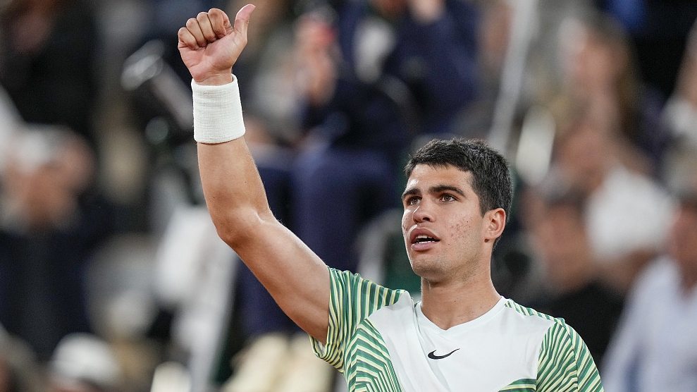 Spain's Carlos Alcaraz celebrates winning his quarterfinal match of the French Open at the Roland Garros stadium in Paris, France, June 6, 2023. /CFP