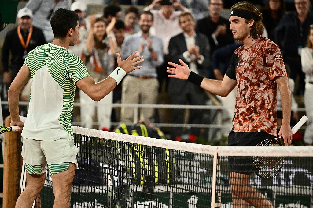 Spain's Carlos Alcaraz Garfia (L) shakes hands with Greece's Stefanos Tsitsipas after his quarterfinal victory during the French Open at the Roland Garros stadium in Paris, France, June 6, 2023. /CFP
