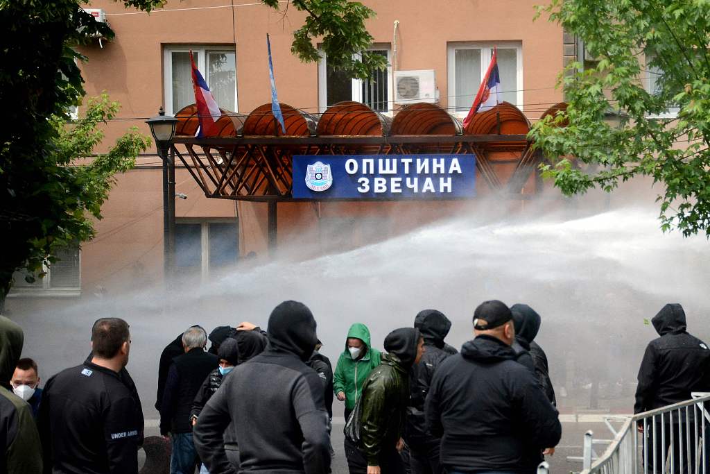 Kosovo riot police use water cannon to disperse Serbs gathered in front of a municipal building in the Serb-majority town of Zvecan, May 26, 2023. /CFP