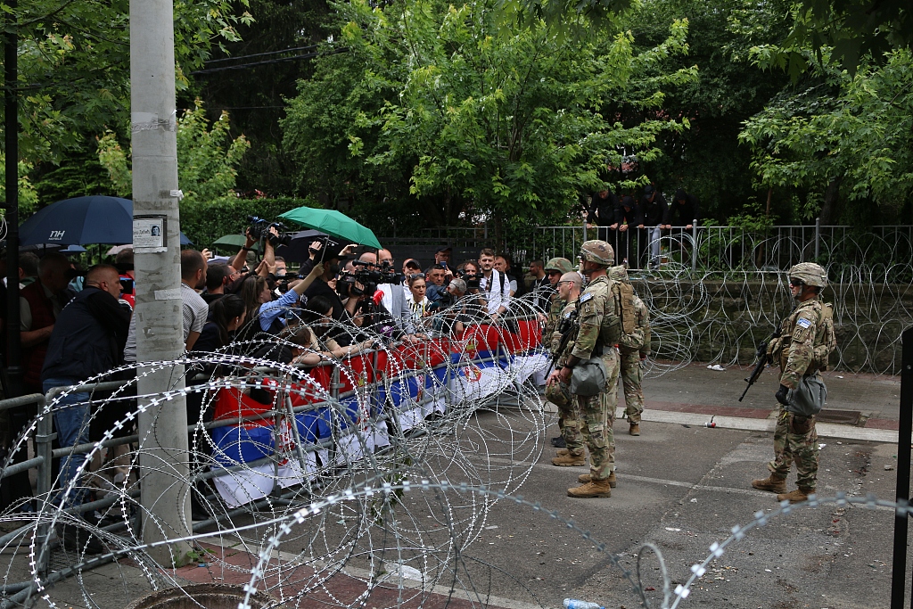 Personnel of the Kosovo Force stand alert amid protests in Zvecan, May 31, 2023. /CFP