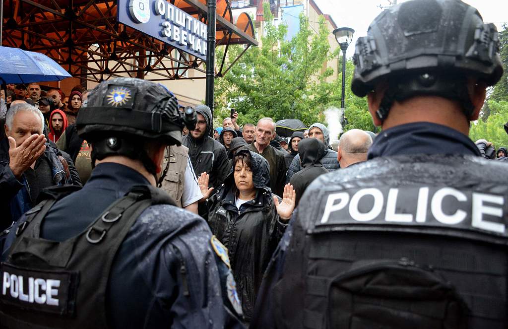 Kosovo riot police secure a municipal building after dispersing protestors demonstrating after police helped install ethnic Albanian mayors following controversial elections in the Serb-majority town of Zvecan, May 26, 2023. /CFP