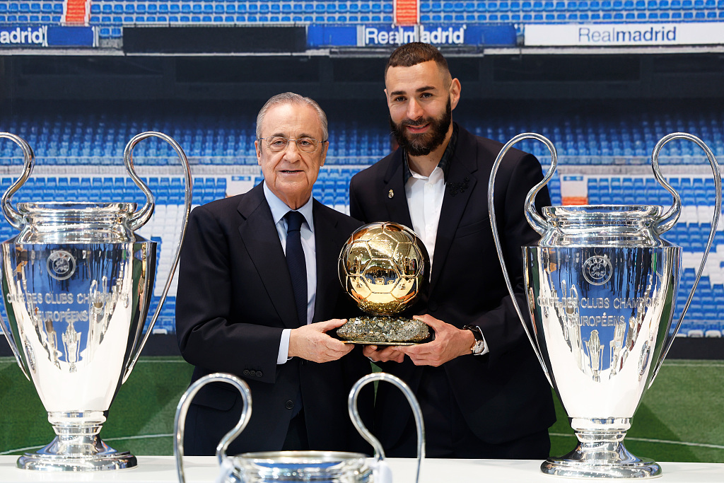 Karim Benzzema (R) and Real Madrid president Florentino Perez hold a Ballon d'Or trophy at a farewell ceremony at Valdebebas in Madrid, Spain, June 6, 2023. /CFP