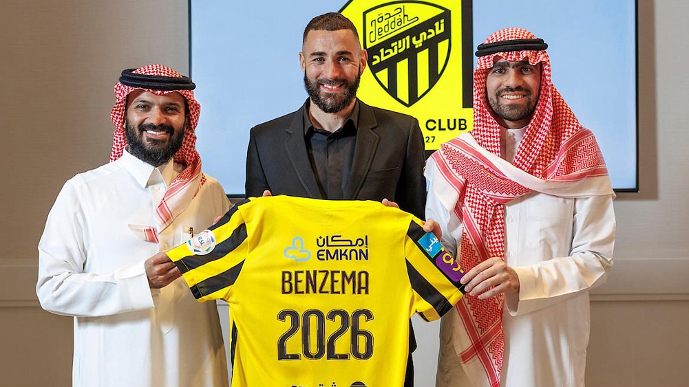 Karim Benzema (C) holds a jersey of Al Ittihad during an unveiling ceremony in Jeddah, Saudi Arabia, June 6, 2023. /CFP