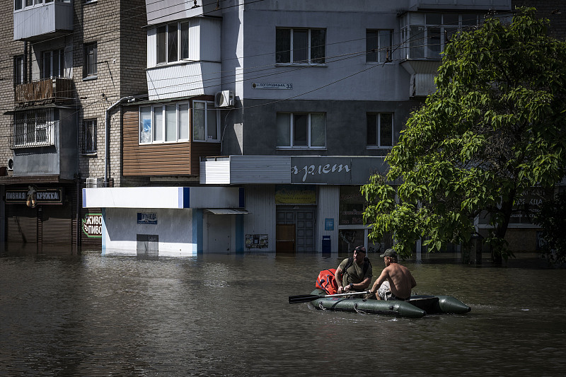 Civilians are being evacuated by boats after the Kakhovka dam burst, Kherson, Ukraine, June 7, 2023. /CFP