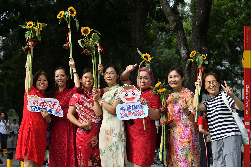 Moms stand outside an examination venue in Guangzhou, Guangdong Province to wait for their children on June 7, 2023. /CFP