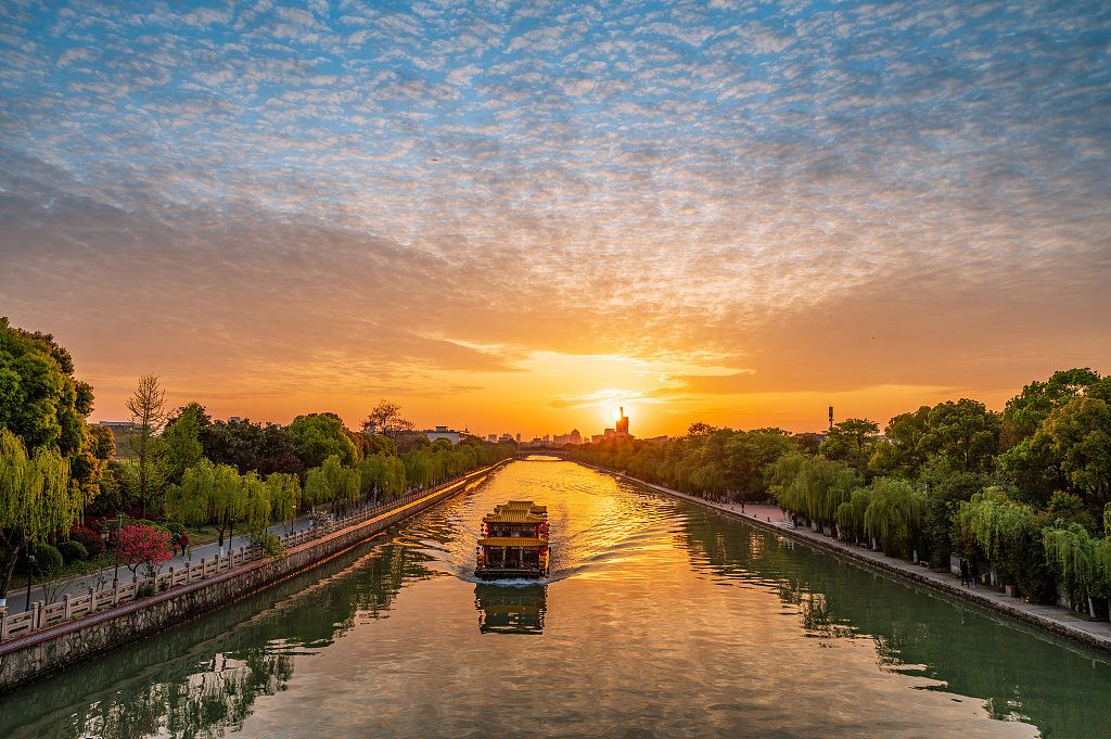 Sunset on the Yangzhou section of the Beijing-Hangzhou Grand Canal in east China's Jiangsu Province /CFP