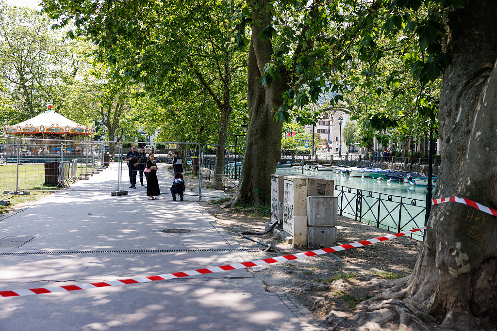 Law enforcement officials stand near Paquier park where a man stabbed multiple people in Annecy, France, June 8, 2023. /CFP