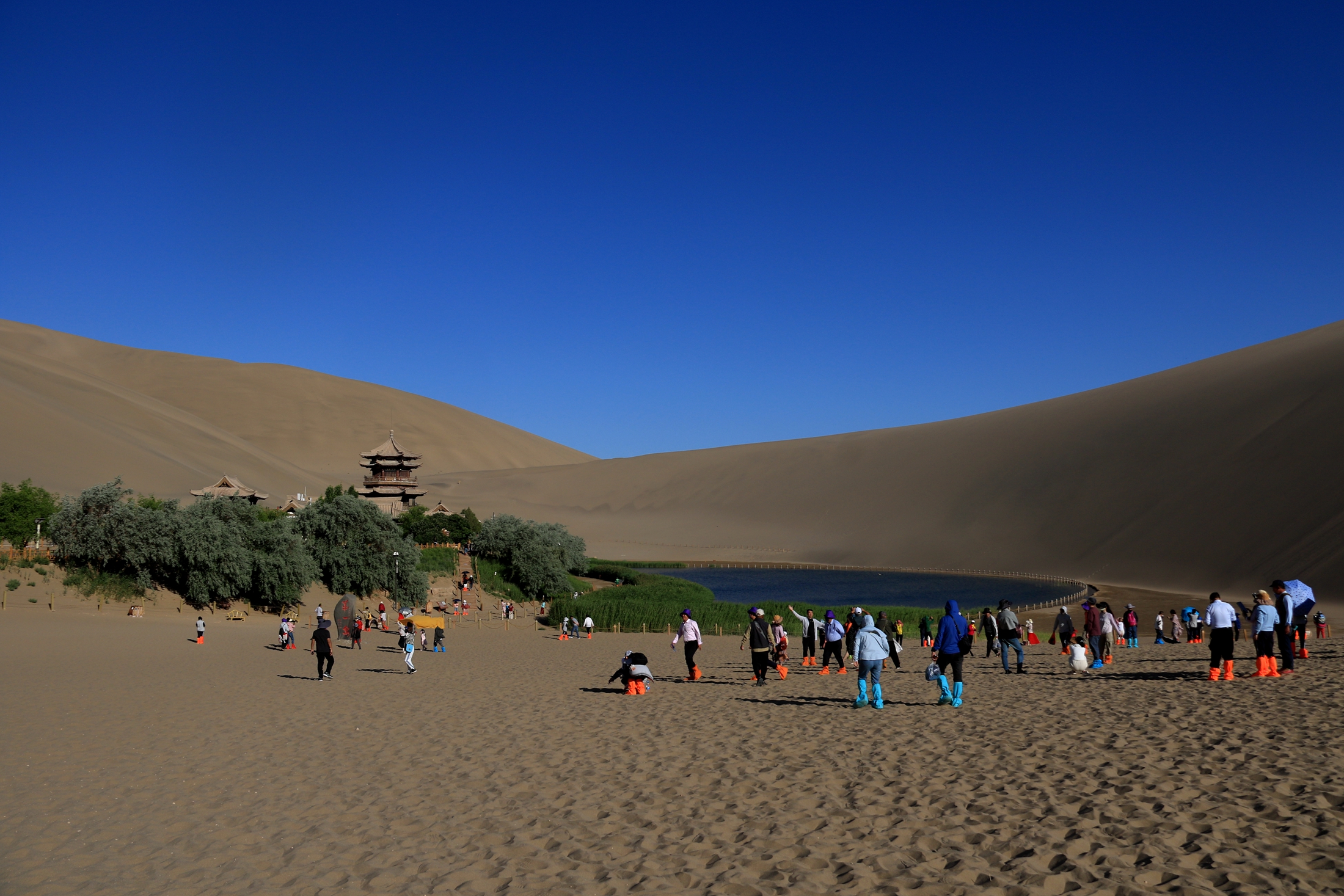 The Crescent Lake at Mingsha Mountain in Dunhuang, northwest China's Gansu Province on June 7, 2023 /CFP