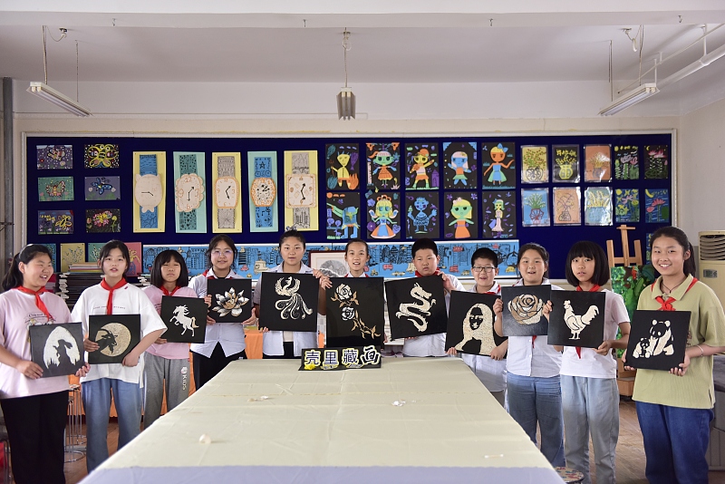 Pupils present their eggshell paintings in a classroom in Hefei, Anhui Province on June 7, 2023. /CFP