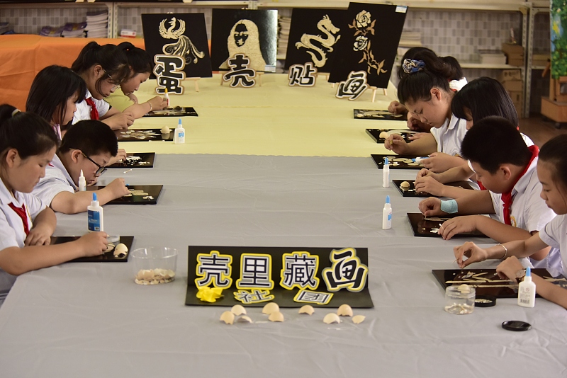 Pupils make eggshell paintings in a classroom in Hefei, Anhui Province on June 7, 2023. /CFP