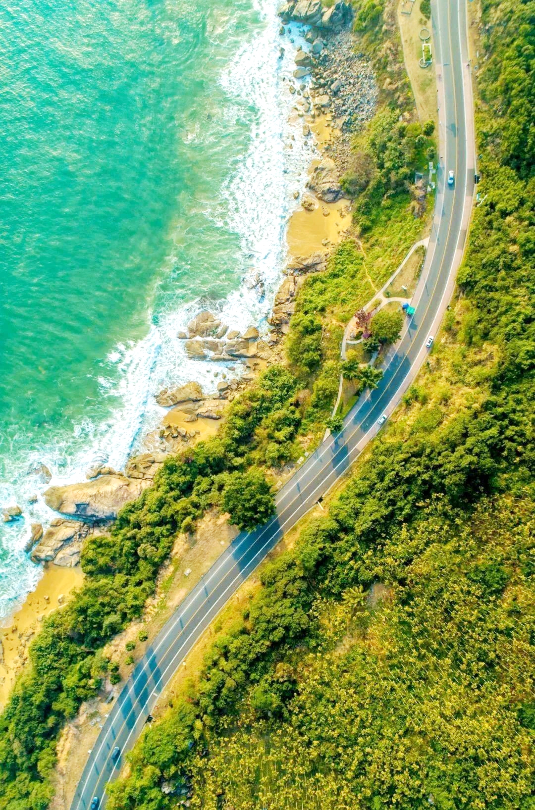 A bird's-eye view of the Hainan Island Scenic Highway /Photo provided to CGTN