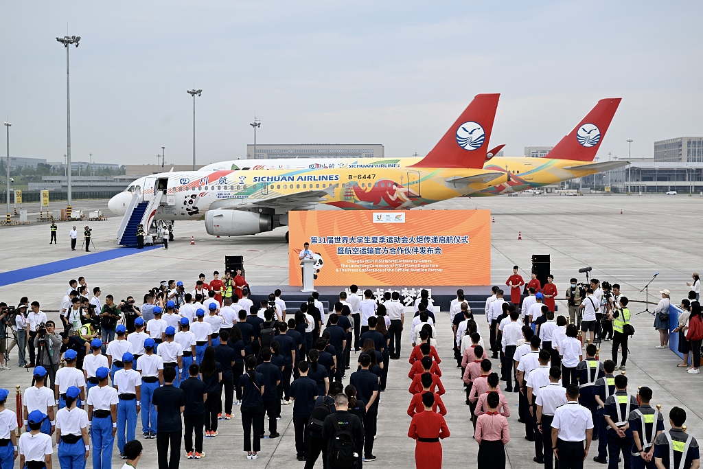 A flight carrying the flame for the Chengdu FISU World University Games flew to Beijing from Chengdu, capital of southwest China's Sichuan Province on Thursday. /CFP