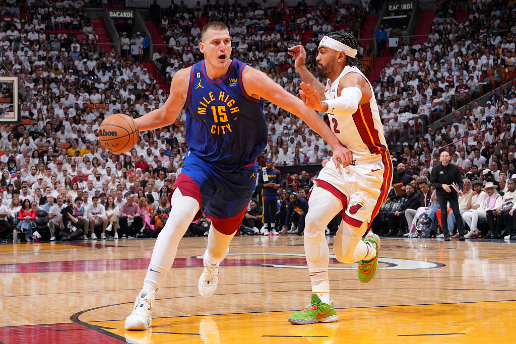 Nikola Jokic (#15) of the Denver Nuggets penetrates in Game 3 of the NBA Finals against the Miami Heay at the Kaseya Center in Miami, Florida, June 7, 2023. /CFP