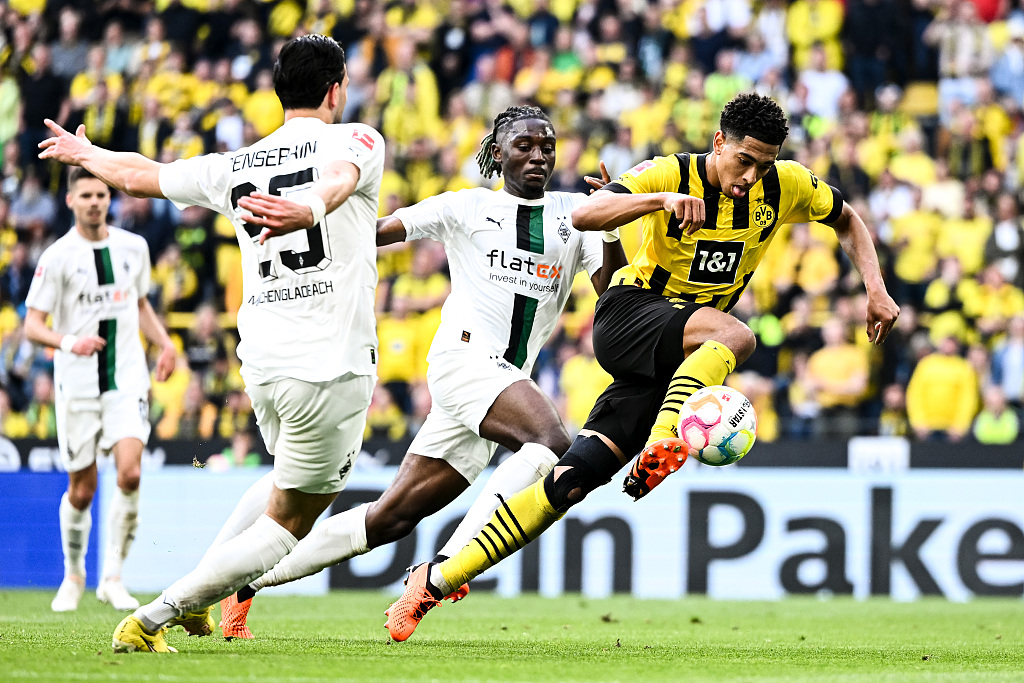 Jude Bellingham (R) of Borussia Dortmund penetrates in the Bundesliga game against Borussia Monchengladbach at Signal Iduna Park in Dortmund, Germany, May 13, 2023. /CFP 