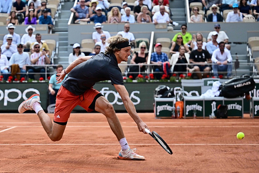 Germany's Alexander Zverev plays a forehand return to Argentina's Tomas Martin Etcheverry during their men's singles quarter-final at the French Open in Paris, France, June 7, 2023. /CFP
