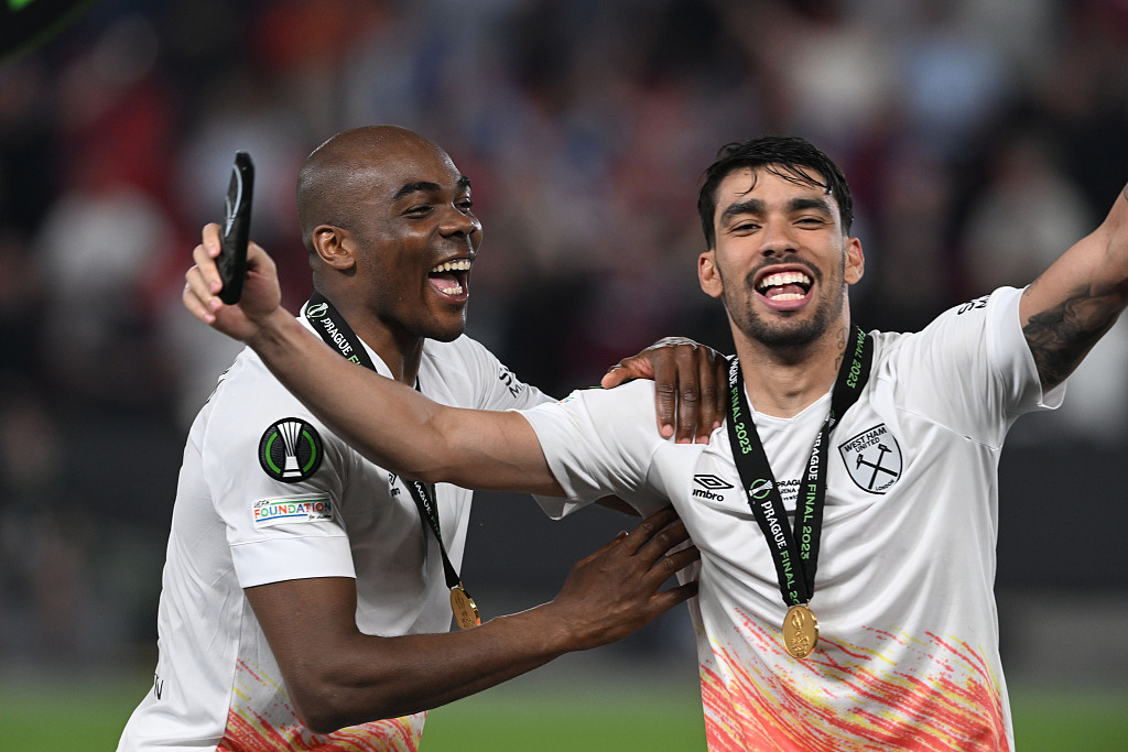 West Ham's Lucas Paqueta (R) and Angelo Ogbonna after their Europa Conference League Final win at Eden Arena in Praga, Czech Republic, June 7, 2023. /CFP