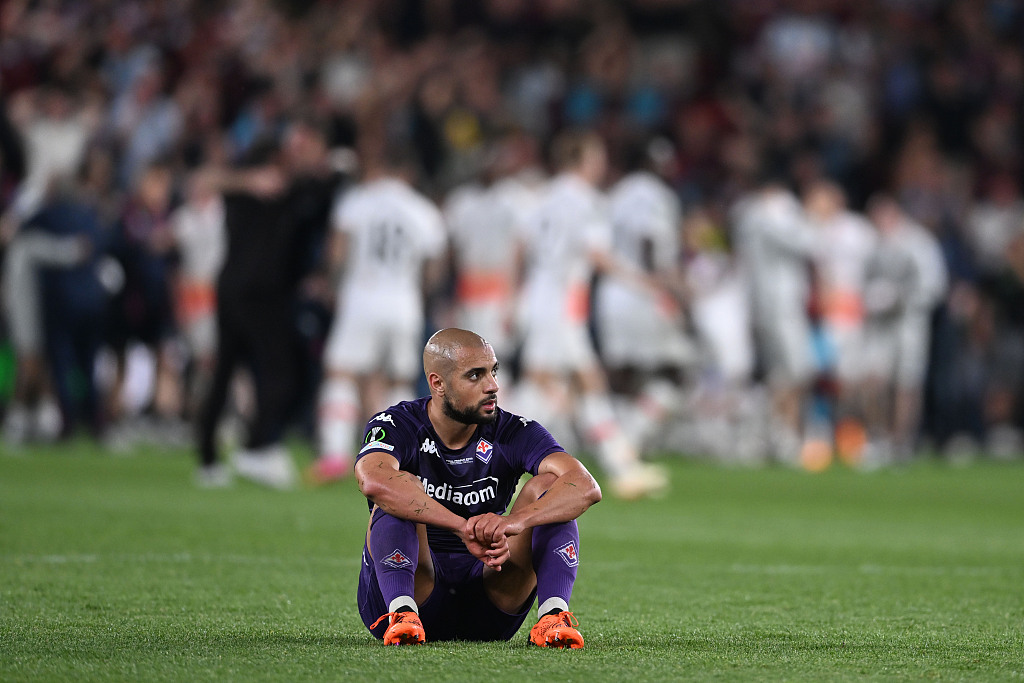 Fiorentina's Sofyan Amrabat sits on the pitch after their Europa Conference League Final loss at Eden Arena in Praga, Czech Republic, June 7, 2023. /CFP